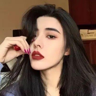 落在香杉树的雪花